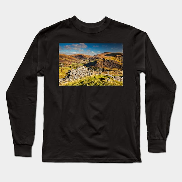 Bwlch Bryn-rhudd Pass, Cefn Cul, Glyn Tawe and Fan Gyhirych from Cribarth, Brecon Beacons National Park Long Sleeve T-Shirt by dasantillo